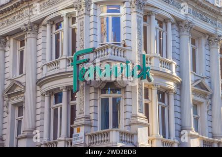 London, Großbritannien. Januar 2024. Außenansicht von Fenwick in der New Bond Street. Das ikonische Kaufhaus wird nach 133 Jahren geschlossen. Quelle: Vuk Valcic/Alamy Live News Stockfoto