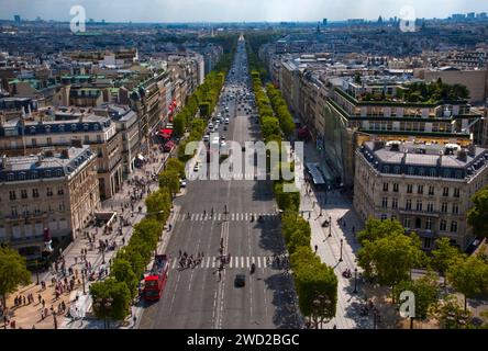 Paris, Avenue des Champs-Elysées von der Terrasse des Arc de Triomphe Stockfoto