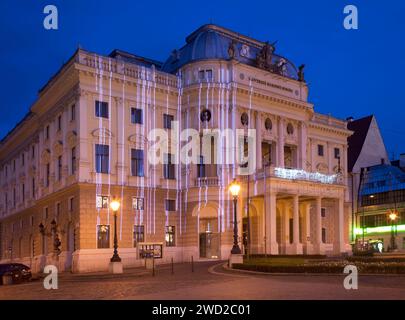 Weihnachtsdekoration des slowakischen Nationaltheaters auf dem Hviezdoslawplatz (Hviezdoslavovo namestie) in Bratislava. Slowakei Stockfoto