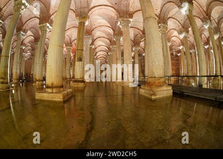 ISTANBUL, TÜRKEI - 9. JANUAR 2024: Die Zisterne der Basilika von Istanbul, die größte antike Zisterne der Stadt nach einer langfristigen Restaurierung Stockfoto