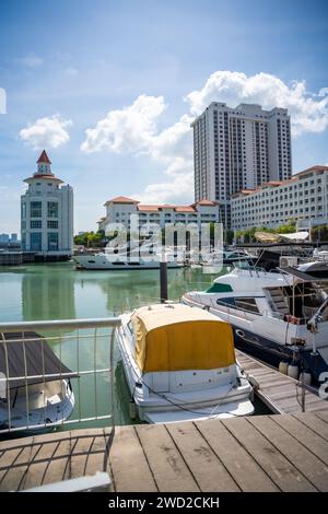 Georgetown, Malaysia - 18. Dezember 2023: Privater Parkplatz für Boote und Yachten am Strait Quay, Penang. Wohn-, Einkaufszentrum, Erholungsgebiet und Stockfoto