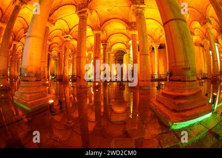 ISTANBUL, TÜRKEI - 9. JANUAR 2024: Die Zisterne der Basilika von Istanbul, die größte antike Zisterne der Stadt nach einer langfristigen Restaurierung Stockfoto