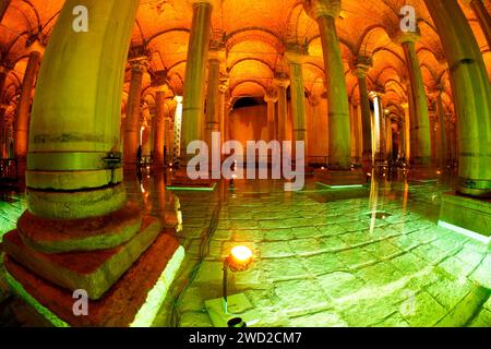 ISTANBUL, TÜRKEI - 9. JANUAR 2024: Die Zisterne der Basilika von Istanbul, die größte antike Zisterne der Stadt nach einer langfristigen Restaurierung Stockfoto