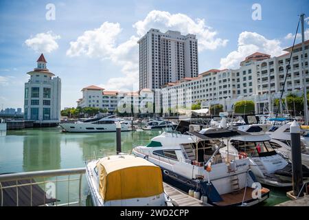 Georgetown, Malaysia - 18. Dezember 2023: Privater Parkplatz für Boote und Yachten am Strait Quay, Penang. Wohn-, Einkaufszentrum, Erholungsgebiet und Stockfoto