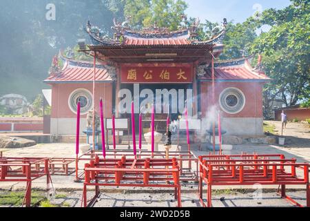 Georgetown, Malaysia - 18. Dezember 2023: Weihrauch im Thai Pak Koong Tempel in Tanjung Tokong in Georgetown, Malaysia Stockfoto