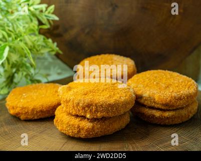 Gefrorene Schnitzel, Halbfertigprodukte für die Herstellung von Burgern. Fisch, Meeresfrüchte und halbfertige Produkte. Stockfoto