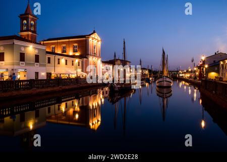 Abendblick auf den Fosso Venarella von Cesenatico, berühmte Küstenstadt an der Riviera Romagna in Italien. Auf der linken Seite die Kirche San Giacomo Stockfoto