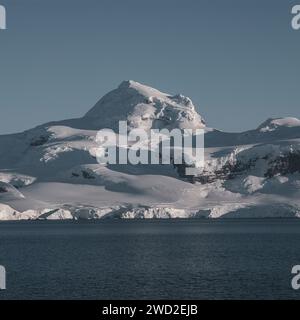 Antarktische Berglandschaft, in der Nähe von Port Lacroix, Antarktis. Stockfoto