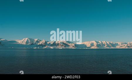 Antarktische Berglandschaft, in der Nähe von Port Lacroix, Antarktis. Stockfoto