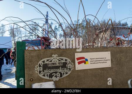 YAHIDNE, UKRAINE - 17. JANUAR 2024 - in Yahidne, Region Tschernihiw, Nord-Ukraine, werden die Arbeiten zum Wiederaufbau eines der von russischen Invasoren zerstörten Häuser durchgeführt, die aus dem Staatshaushalt der Republik Lettland finanziert wurden. Stockfoto