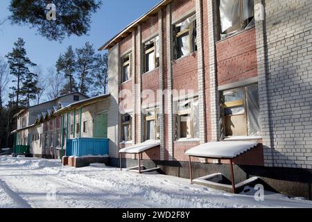 JAHIDNE, UKRAINE - 17. JANUAR 2024 - die Schule, in der russische Besatzer vom 3. Bis 30. März 2022 Zivilisten als Geiseln hielten, ist in Jahidne, Region Tschernihiw, im Norden der Ukraine zu sehen. Stockfoto