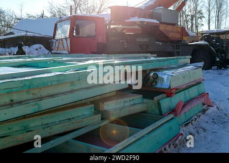 YAHIDNE, UKRAINE - 17. JANUAR 2024 - in Yahidne, Region Tschernihiw, Nord-Ukraine, werden die Arbeiten zum Wiederaufbau eines der von russischen Invasoren zerstörten Häuser durchgeführt, die aus dem Staatshaushalt der Republik Lettland finanziert wurden. Stockfoto