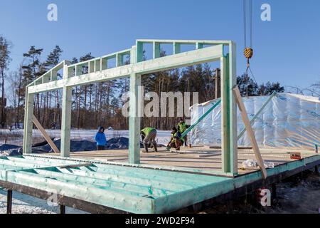 YAHIDNE, UKRAINE - 17. JANUAR 2024 - in Yahidne, Region Tschernihiw, Nord-Ukraine, werden die Arbeiten zum Wiederaufbau eines der von russischen Invasoren zerstörten Häuser durchgeführt, die aus dem Staatshaushalt der Republik Lettland finanziert wurden. Stockfoto