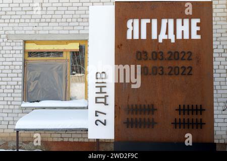 JAHIDNE, UKRAINE - 17. JANUAR 2024 - die Gedenkstätte befindet sich in der Schule, in der russische Besatzer vom 3. Bis 30. März 2022 Zivilisten als Geiseln hielten, in Jahidne, Region Tschernihiw, Nord-Ukraine. Stockfoto