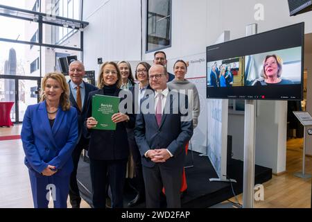 Uebergabe der Empfehlungen des Rates für die zukuenftige Entwicklung des oeffentlich-rechtlichen Rundfunks am Donnerstag 18.01.2024 in Berlin. Foto: Der Zukunftsrat und Malu Dreyer SPD, Ministerpraesidentin von Rheinland-Pfalz, per Zoom zugeschaltet der Zukunftsrat für ARD und ZDF hat einen weitreichenden Umbau des oeffentlich-rechtlichen Rundfunks empfohlen. Dieser muesse digitaler und effizienter werden und seinen Auftrag besser erfuellen, hiess es in dem am Donnerstag in Berlin uebergebenen Bericht des Gremiums. Der Rat wurde im vergangenen Maerz von der Rundfunkkommission der Bundeslaend Stockfoto