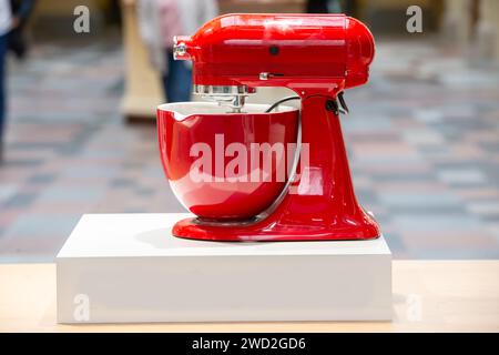 Rote Metallmaschine auf weißem Vorrat. Stockfoto