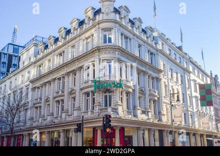 London, Großbritannien. Januar 2024. Allgemeiner Blick auf Fenwick in der New Bond Street. Das ikonische Kaufhaus wird nach 133 Jahren geschlossen. Quelle: SOPA Images Limited/Alamy Live News Stockfoto