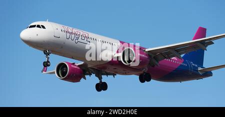 Teneriffa, Spanien 17. Januar 2024. Airbus A321-271NX Wizz Air Airlines fliegt im blauen Himmel. Landet am Flughafen Teneriffa Stockfoto