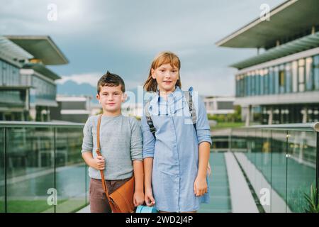 Süße Kinder mit Rucksäcken, die zurück zur Schule gehen Stockfoto