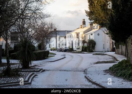 BIDEFORD, DEVON, Großbritannien - 18. JANUAR 2024: Wohnstraße nach einem Hagelsturm, kaltes, winterliches Wetter verursacht Verkehrsprobleme. Stockfoto