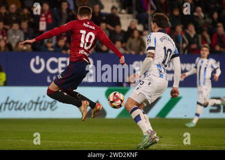 Pamplona, Spanien. Januar 2024. Sport. Aimar Oroz (10. CA Osasuna) und Mikel Oyarzabal (10. Real Sociedad) im Achtelfinale des Copa del Rey-Fußballspiels zwischen CA Osasuna und Real Sociedad, die am 17. Januar 2024 im El Sadar-Stadion in Pamplona (Spanien) ausgetragen wurden. Kredit: Inigo Alzugaray/Cordon Press Kredit: CORDON PRESS/Alamy Live News Stockfoto