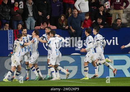 Pamplona, Spanien. Januar 2024. Sport. Die Spieler von Real Sociedad feiern ein Tor von Mikel Oyarzabal (0:1) im Achtelfinale des Copa del Rey-Fußballspiels zwischen CA Osasuna und Real Sociedad, das am 17. Januar 2024 im El Sadar-Stadion in Pamplona (Spanien) ausgetragen wurde. Kredit: Inigo Alzugaray/Cordon Press Kredit: CORDON PRESS/Alamy Live News Stockfoto