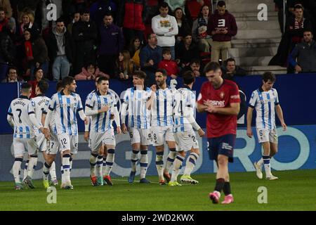 Pamplona, Spanien. Januar 2024. Sport. Die Spieler von Real Sociedad feiern ein Tor von Mikel Oyarzabal (0:1) im Achtelfinale des Copa del Rey-Fußballspiels zwischen CA Osasuna und Real Sociedad, das am 17. Januar 2024 im El Sadar-Stadion in Pamplona (Spanien) ausgetragen wurde. Kredit: Inigo Alzugaray/Cordon Press Kredit: CORDON PRESS/Alamy Live News Stockfoto