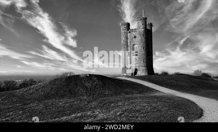 Ein steiler Aufstieg auf den Cotswold Way vom Dorf Broadway führt zum Broadway Tower, der Idee von Capability Brown Stockfoto