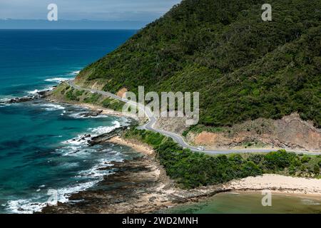 Blick von oben auf die berühmte Great Ocean Road, eine malerische Fahrt entlang Victorias spektakulärer Küste. Stockfoto