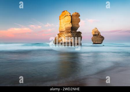 Am frühen Morgen Licht auf zwei Meeresstapeln der berühmten zwölf Apostel an der Great Ocean Road. Stockfoto