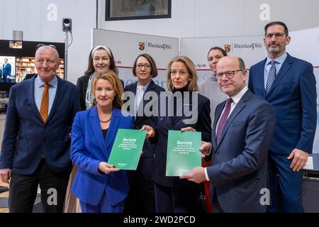 Uebergabe der Empfehlungen des Rates für die zukuenftige Entwicklung des oeffentlich-rechtlichen Rundfunks am Donnerstag 18.01.2024 in Berlin. Foto v.l.: Roger de Weck Publizist, Generaldirektor der Schweizerischen Radio- und Fernsehgesellschaft SRG a.D., Zuerich Bettina Reitz Praesidentin der Hochschule für Fernsehen und Film, München Medienstaatssekretaerin Heike Raab Annika Sehl Professorin für Journalistik mit dem Schwerpunkt Medienstrukturen und Gesellschaft, Katholische Universitaet Eichstaett-Ingolstadt Julia Jaekel Jäkel Aufsichtsraetin, Medienmanagalistin, Hamburg Stockfoto