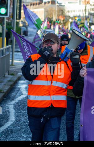 Belfast, Vereinigtes Königreich, 18 01 2024, Gewerkschaften organisieren einen marsch zum Rathaus, um Lohnerhöhungen im öffentlichen Sektor zu fordern Credit: HeadlineX/Alamy Stockfoto