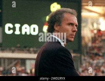 ABGELEGT - 08. Juli 1990, Italien, Rom: Der ehemalige Mannschaftsmanager der deutschen Fußballnationalmannschaft, Franz Beckenbauer, steht am Rande des Spielfeldes im Olympiastadion. An diesem Freitag (19. Januar) findet ab 15 Uhr in der Allianz Arena in München eine große Gedenkfeier statt, um Franz Beckenbauer zu verabschieden. Der Kaiser starb am 7. Januar im Alter von 78 Jahren. Beckenbauer war eine der einflussreichsten Persönlichkeiten im Fußball weltweit. Die Gedenkfeier ist eine Hommage an den ehemaligen Weltklassespieler und Weltmeister-Trainer. Foto: Martina Hellmann/dpa Stockfoto