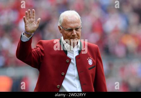 EINGEREICHT - 14. Mai 2016, Bayern, München: Bundesliga-Spieltag 34, FC Bayern München - Hannover 96 in der Allianz Arena. FC Bayern-Legende Franz Beckenbauer geht auf das Podium und winkt bei der Präsentation der Meistermannschaften vor Spielbeginn. An diesem Freitag (19. Januar) findet ab 15 Uhr in der Allianz Arena in München eine große Gedenkfeier statt, um Franz Beckenbauer zu verabschieden. Der Kaiser starb am 7. Januar im Alter von 78 Jahren. Beckenbauer war eine der einflussreichsten Persönlichkeiten im Fußball weltweit. Der Gedenkgottesdienst ist eine Hommage an den ehemaligen Weltklasse-Spieler Stockfoto