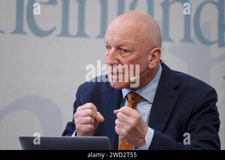 Pressekonferenz des Rates für die zukuenftige Entwicklung des oeffentlich-rechtlichen Rundfunks am Donnerstag 18.01.2024 in Berlin. Foto: Roger de Weck Publizist, Generaldirektor der Schweizerischen Radio- und Fernsehgesellschaft SRG a.D., Zuerich der Zukunftsrat für ARD und ZDF hat einen weitreichenden Umbau des oeffentlich-rechtlichen Rundfunks empfohlen. Dieser muesse digitaler und effizienter werden und seinen Auftrag besser erfuellen, hiess es in dem am Donnerstag in Berlin uebergebenen Bericht des Gremiums. Der Rat wurde im vergangenen Maerz von der Rundfunkkommission der Bundesländer Stockfoto