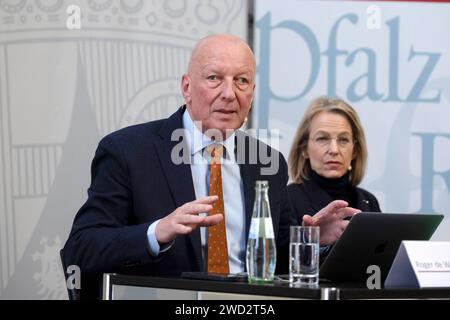 Pressekonferenz des Rates für die zukuenftige Entwicklung des oeffentlich-rechtlichen Rundfunks am Donnerstag 18.01.2024 in Berlin. Foto: Roger de Weck Publizist, Generaldirektor der Schweizerischen Radio- und Fernsehgesellschaft SRG a.D., Zuerich und Julia Jaekel Jäkel Aufsichtsraetin, Medienmanagerin, Hamburg der Zukunftsrat für ARD und ZDF hat einen weitreichenden Umbau des oeffentlich-rechtlichen Rundfunks empfohlen. Dieser muesse digitaler und effizienter werden und seinen Auftrag besser erfuellen, hiess es in dem am Donnerstag in Berlin uebergebenen Bericht des Gremiums. Der Rat wurde Stockfoto