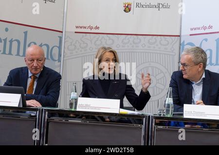 Pressekonferenz des Rates für die zukuenftige Entwicklung des oeffentlich-rechtlichen Rundfunks am Donnerstag 18.01.2024 in Berlin. Foto v.l.: Roger de Weck Publizist, Generaldirektor der Schweizerischen Radio- und Fernsehgesellschaft SRG a.D., Zuerich Julia Jaekel Jäkel Aufsichtsraetin, Medienmanagerin, Hamburg Sprecher des Zukunftsrates Frank Thomsen der Zukunftsrat für ARD und ZDF hat einen weitreichenden Umbau des oeffentlich-rechtlichen Rundfunks empfohlen. Dieser muesse digitaler und effizienter werden und seinen Auftrag besser erfuellen, hiess es in dem am Donnerstag in Berlin ueberge Stockfoto