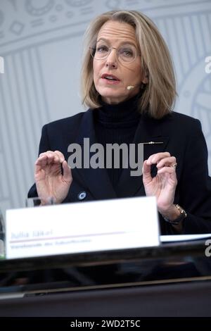 Pressekonferenz des Rates für die zukuenftige Entwicklung des oeffentlich-rechtlichen Rundfunks am Donnerstag 18.01.2024 in Berlin. Foto: Julia Jaekel Jäkel Aufsichtsraetin, Medienmanagerin, Hamburg der Zukunftsrat für ARD und ZDF hat einen weitreichenden Umbau des oeffentlich-rechtlichen Rundfunks empfohlen. Dieser muesse digitaler und effizienter werden und seinen Auftrag besser erfuellen, hiess es in dem am Donnerstag in Berlin uebergebenen Bericht des Gremiums. Der Rat wurde im vergangenen Maerz von der Rundfunkkommission der Bundeslaender mit dem Ziel eingesetzt, Perspektiven für den o Stockfoto