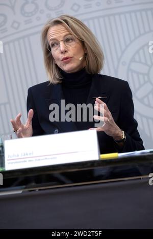 Pressekonferenz des Rates für die zukuenftige Entwicklung des oeffentlich-rechtlichen Rundfunks am Donnerstag 18.01.2024 in Berlin. Foto: Julia Jaekel Jäkel Aufsichtsraetin, Medienmanagerin, Hamburg der Zukunftsrat für ARD und ZDF hat einen weitreichenden Umbau des oeffentlich-rechtlichen Rundfunks empfohlen. Dieser muesse digitaler und effizienter werden und seinen Auftrag besser erfuellen, hiess es in dem am Donnerstag in Berlin uebergebenen Bericht des Gremiums. Der Rat wurde im vergangenen Maerz von der Rundfunkkommission der Bundeslaender mit dem Ziel eingesetzt, Perspektiven für den o Stockfoto