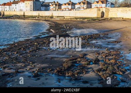 Die Küste am Headland in Old Hartlepool, England, Großbritannien zeigt Häuser, Fish Sands und Sandwell Gate Stockfoto