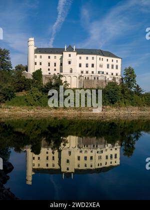 Blick auf die Burg Orlik über den Stausee Orlik. Wunderschönes gotisches Wahrzeichen über dem See. Orlik nad Vltavou, Südböhmen, Tschechische republik. Stockfoto