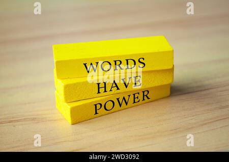 Wörter haben Power-Text auf gelben Holzblöcken. Motivierendes und inspirierendes Konzept Stockfoto