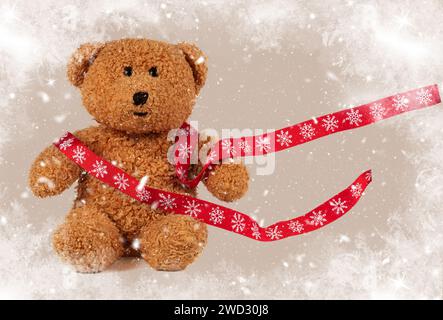 Weihnachtsspielzeug Vintage Bär mit fliegendem roten Band auf Retro-Hintergrund. Neujahrskarte für Kinder mit schneebedecktem Bär. Stockfoto