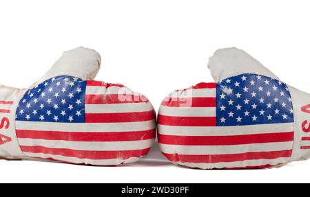 Boxhandschuhe mit amerikanischem Flaggendruck isoliert auf weißem Hintergrund. Stockfoto