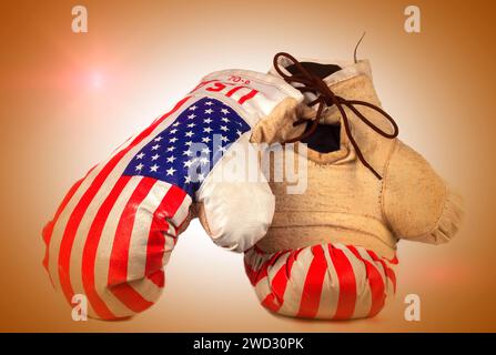 Vintage-Boxhandschuhe mit USA-Flagge auf beigefarbenem Hintergrund Stockfoto