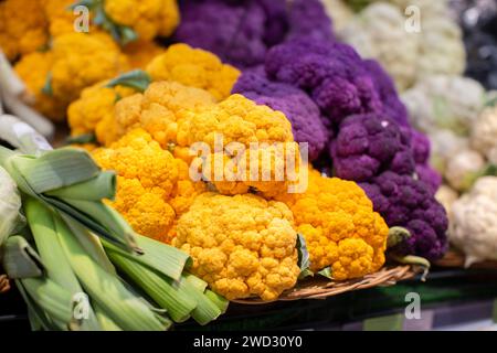 Mehrfarbiger Blumenkohl in einem Supermarktregal. Stockfoto