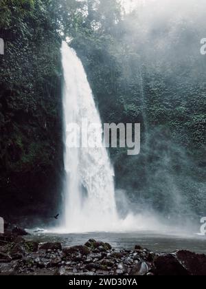 Epischer Wasserfall mit kraftvollem Fluss in Indonesien. Einer der mächtigsten Wasserfälle in Bali Stockfoto