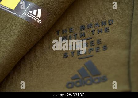 KIEW, UKRAINE - 4. MAI 2023: Adidas Firmenlogo auf neuer Markenbekleidung Nahaufnahme Stockfoto