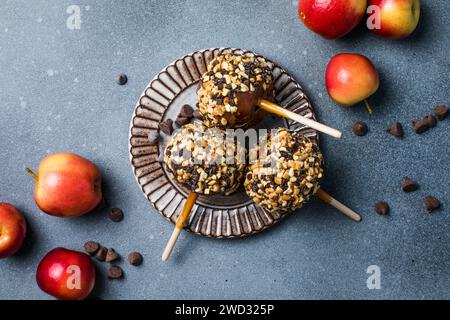 Köstliche karmel-Süßigkeiten-Äpfel mit gehackten Nüssen Stockfoto