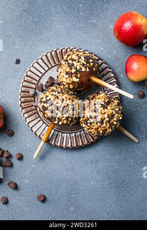 Köstliche karmel-Süßigkeiten-Äpfel mit gehackten Nüssen Stockfoto